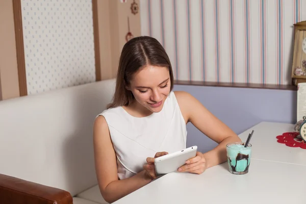 Woman with tablet — Stock Photo, Image