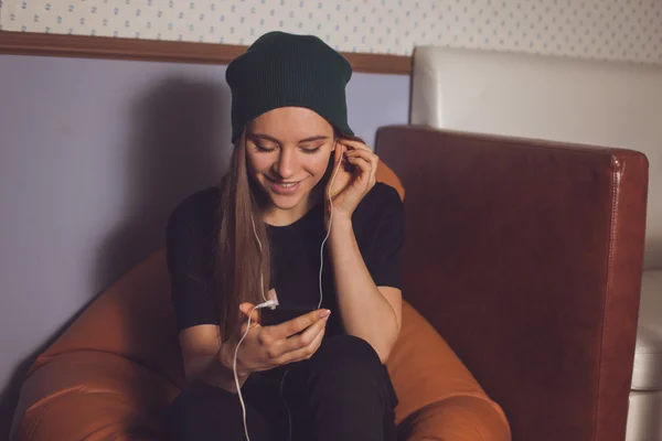 Mujer y música —  Fotos de Stock