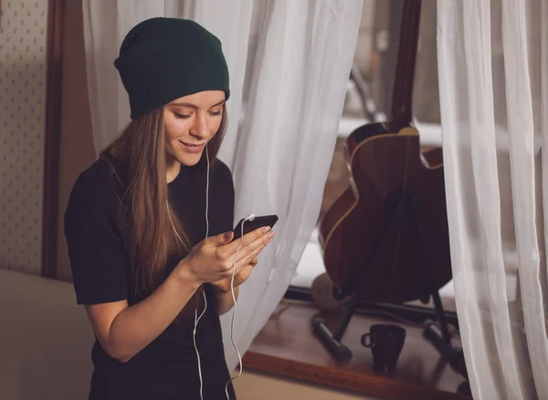 Hipster luisteren muziek — Stockfoto