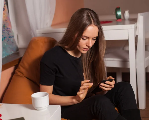 Woman with smartphone — Stock Photo, Image