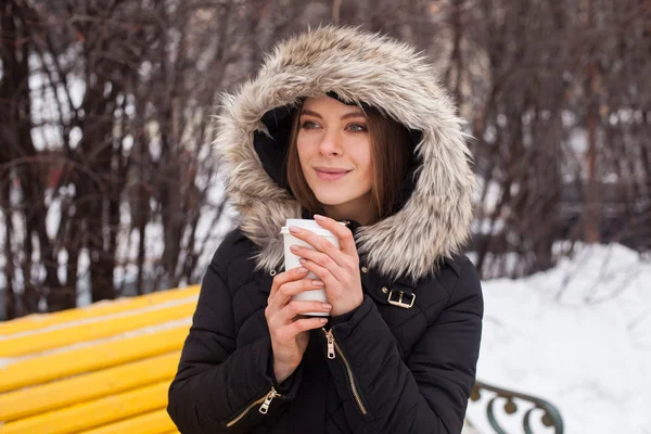 Inverno, donna e caffè caldo — Foto Stock