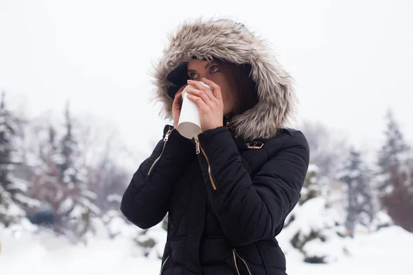 Winter, vrouw en warme koffie — Stockfoto