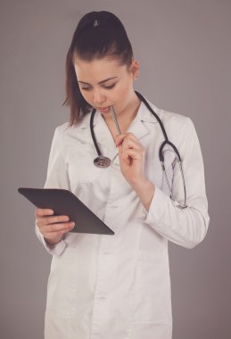 Hemşire notları yapar