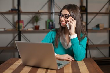 Gri laptop ve serbest meslek