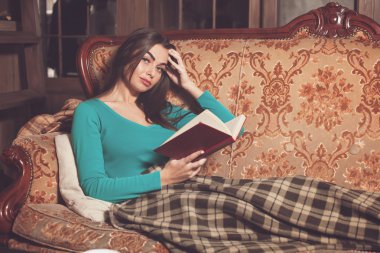 kadın kitap ile Divan