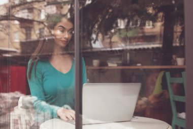 Penceresinde freelancer yazarak