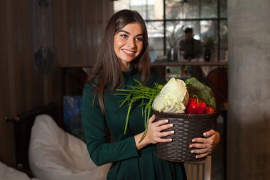 Kadın ve sebze sepeti