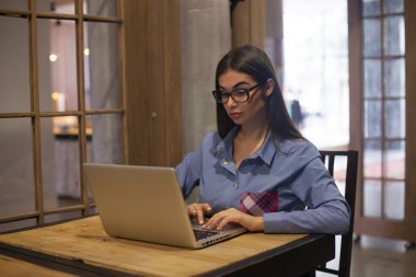 Masada kadın yazarak