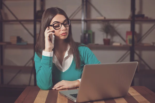 Con il telefono è freelance — Foto Stock