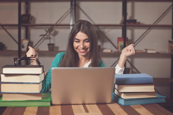 Over werk vrouw is blij — Stockfoto