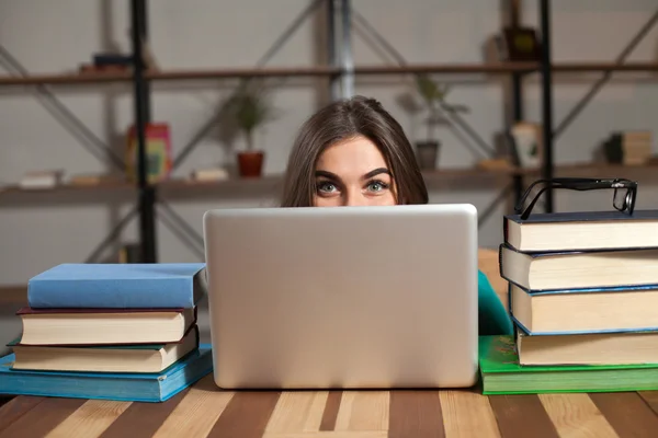 Frauenauge vom Laptop — Stockfoto