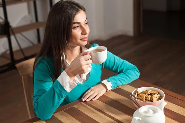 Femme, biscuits et une tasse — Photo