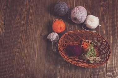 Clews içinde ve çevresinde bir sepet 