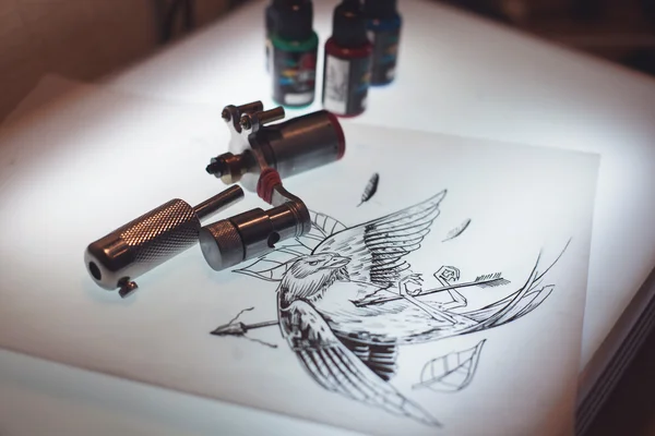 Tatuering utrustning och skisser — Stockfoto
