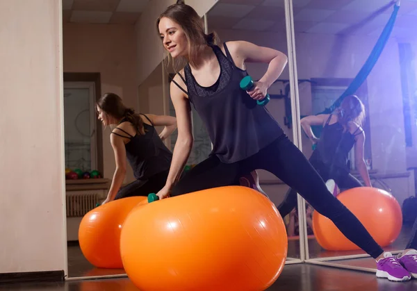 Vrouw bij fitnesstraining — Stockfoto