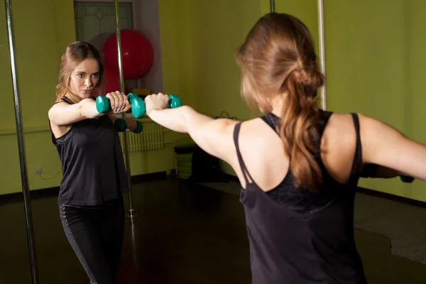 Woman trains with weights — Stock Photo, Image