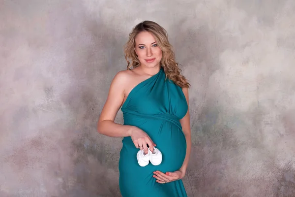 Terhes nő a kék ruha — Stock Fotó
