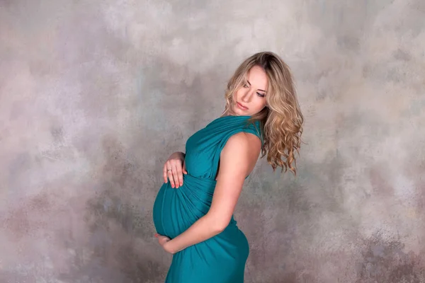 Gravid kvinna i blå klänning — Stockfoto