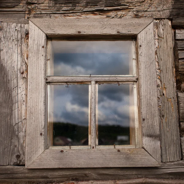 Uitzicht op oud raam — Stockfoto