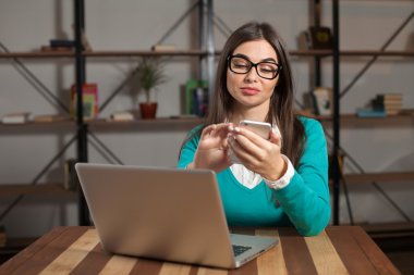 Gözlüklü akıllı serbest meslek