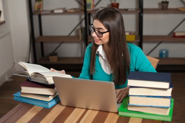 Açık kitap kadınla