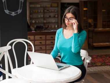 Laptop ile mavi kadındır