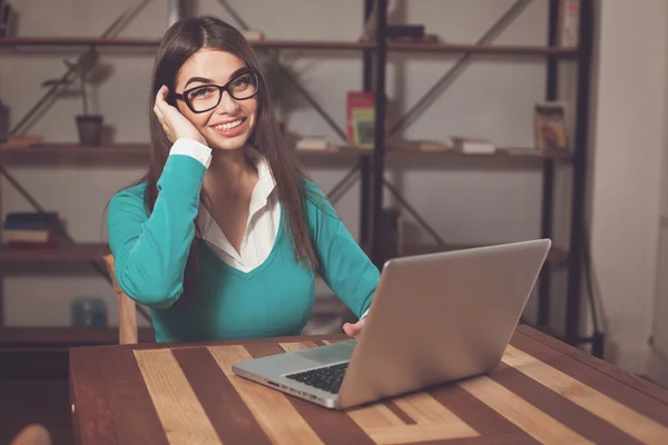 Mujer hermosa-freelancer —  Fotos de Stock