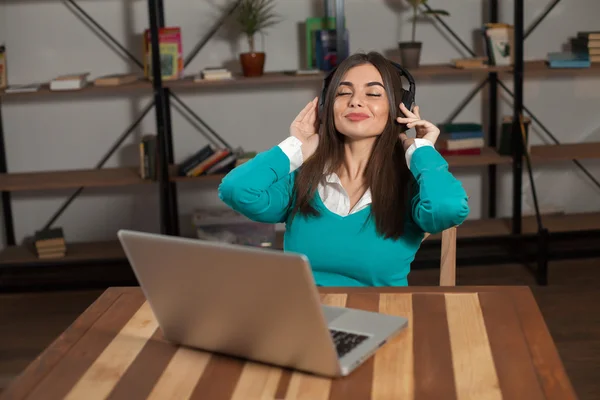 Mujer con auriculares — Foto de Stock