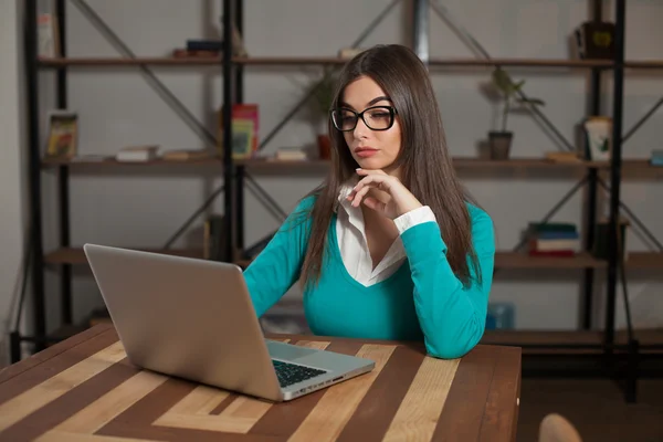 Mulher-freelancer está trabalhando — Fotografia de Stock