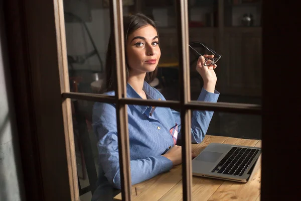 Mujer con el ordenador portátil se observa —  Fotos de Stock