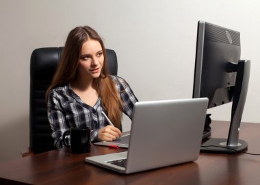 Retoucher ofiste çalışıyor