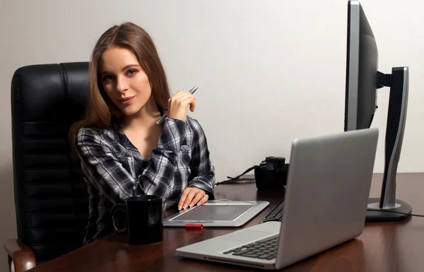 Retuschen im Büro — Stockfoto