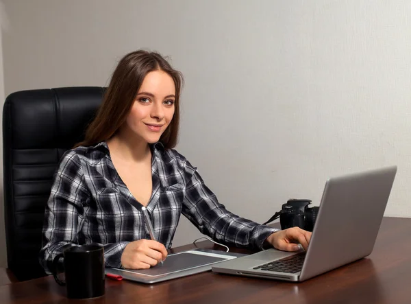 Retoucher werkt in het kantoor — Stockfoto