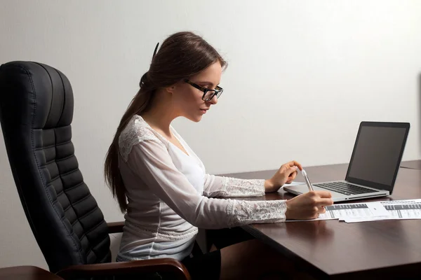 Woman boss works in the office — Stock Photo, Image