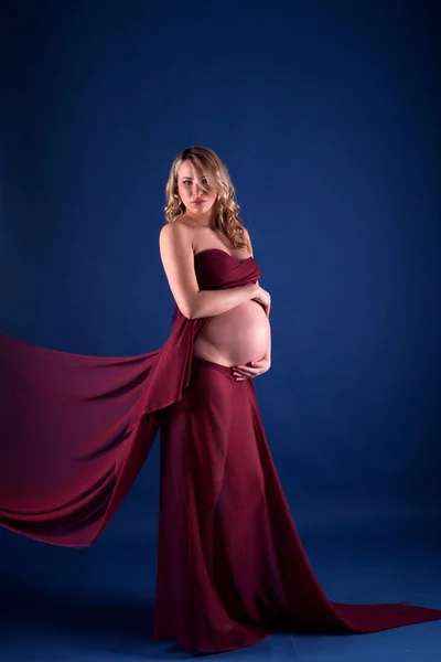 Hamile kadın bir bebek bekliyor — Stok fotoğraf