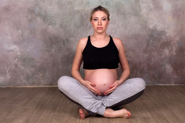 Femme enceinte en vêtements de sport — Photo