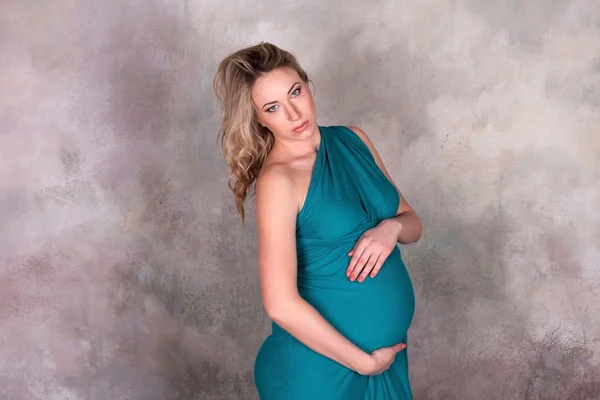 Беременная женщина в синем платье — стоковое фото