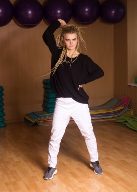 Bir dans dansçı gösterir