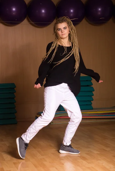 De danser met dreadlocks toont bewegingen — Stockfoto