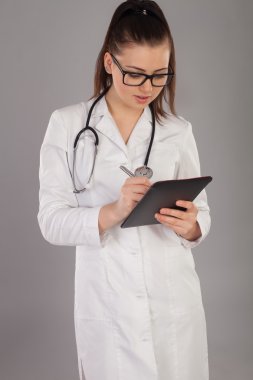 Sıkı hemşire ve notlar