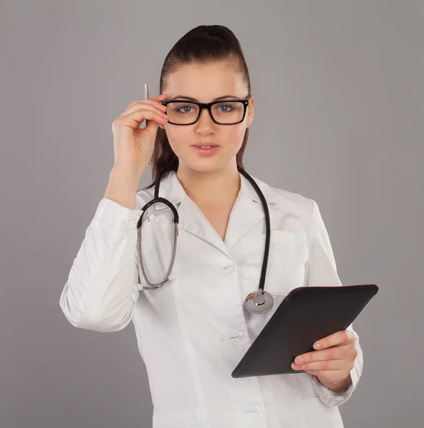 Krankenschwester mit ihren Notizen — Stockfoto