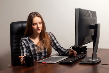 Retoucher ofiste çalışıyor