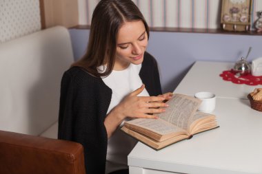 kitap ve çay kadın ile