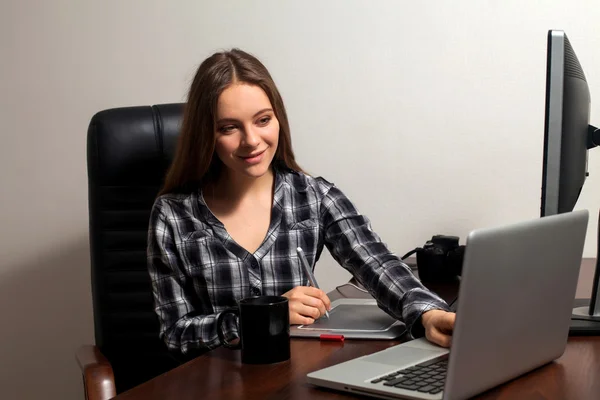 Retuschen im Büro — Stockfoto