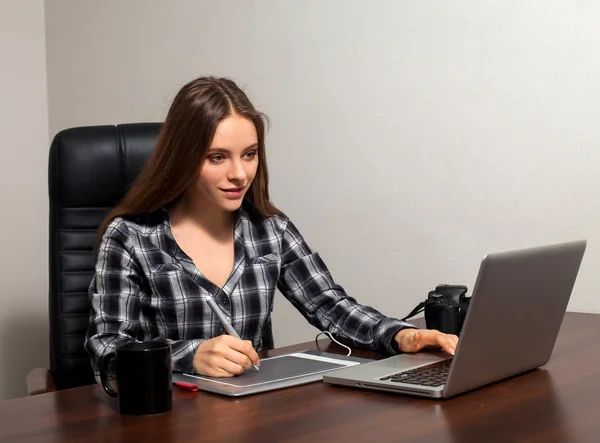 Retoucher werkt in het kantoor — Stockfoto