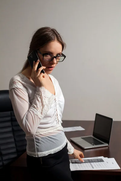 Secretaresse werkt in het kantoor — Stockfoto