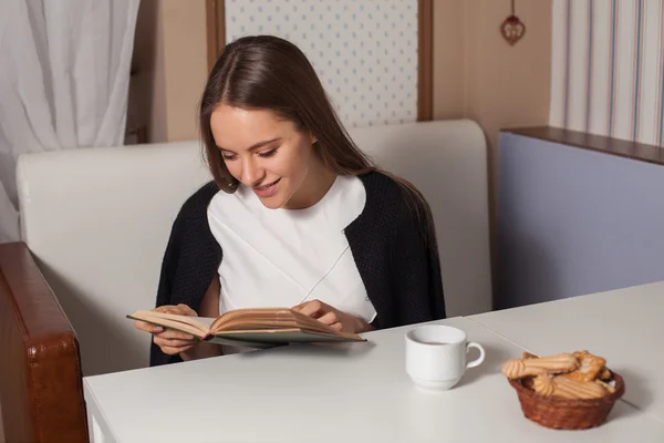 Mujer con libro y té —  Fotos de Stock