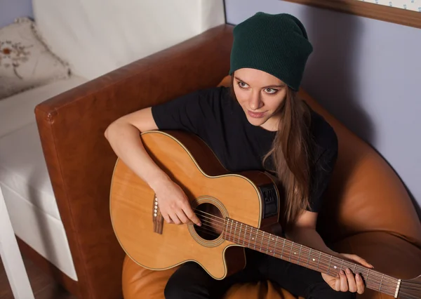 Mujer tocando en la guitarra —  Fotos de Stock