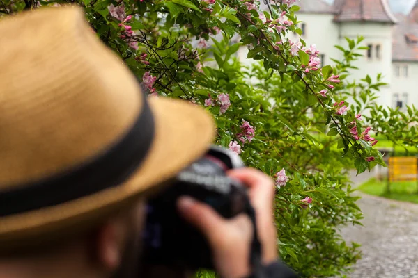 Mann macht Fotos von Schloss — Stockfoto