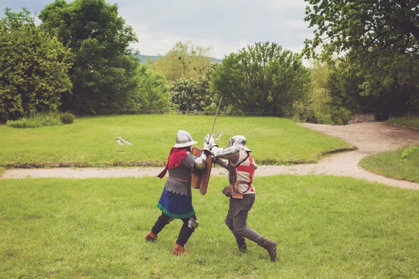 Tournoi médiéval entre deux chevaliers — Photo